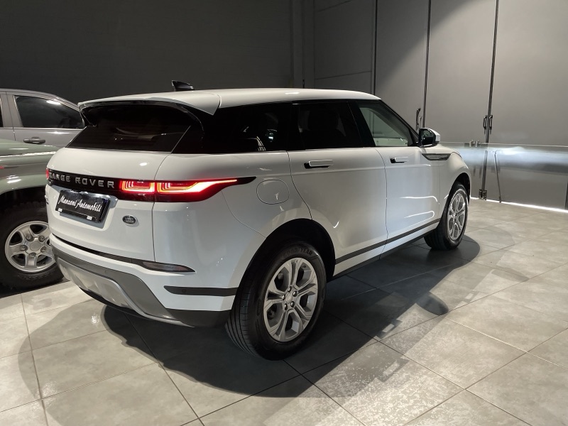 Range Rover bianca vista di tre quarti posteriore in officina, con lunotto e finestrini posteriori scuri.